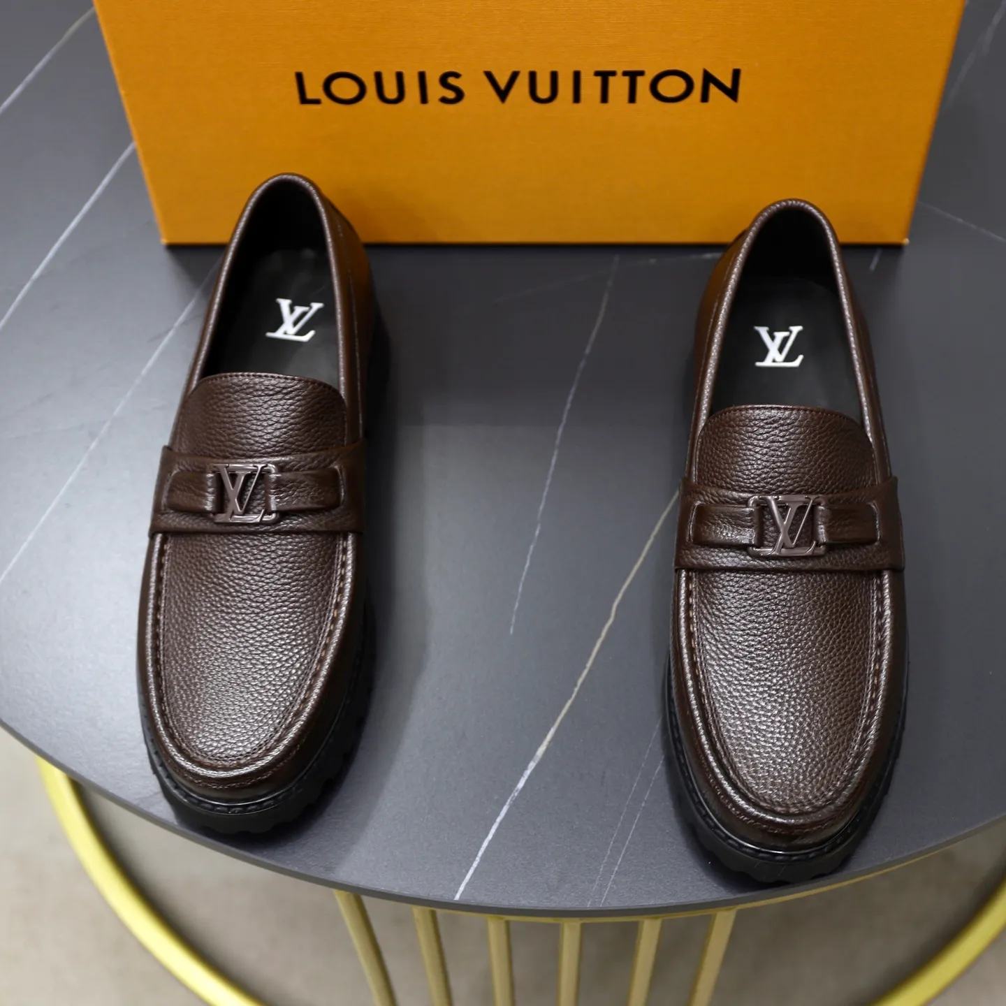 Ex-factory price: 600💰Louis Vuitton LV men's classic Oxford shoes, men's business formal boutique leather shoes, classic style, almond kernel exquisite toe, ultimate art, the whole shoe is made of imported cow leather (open edge beads), carefully selected, fine pores, excellent gloss, soft texture, strong toughness, durable and not easy to deform, apricot fetal cowhide leather lining, soft and comfortable, sweat-absorbent and breathable. Foam outsole, original box and dust bag packaging! Size: 38–44 (45/46 customized)